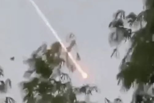 フィリピンのパラワン上空でとらえられた火の玉。フィリピン政府はこの火の玉の正体を中国が打ち上げた人工衛星搭載ロケットの破片だと主張した。［写真　ＳＮＳ］