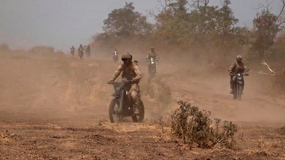   ウクライナ軍陣地にバイクに乗って突進しているロシア軍［ＡＰ＝聯合ニュース］