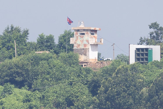 ５日、京畿道坡州市の境界地域から見た北朝鮮。臨津江べりの哨所に対南拡声器が普段通りに設置されている。［写真　聯合ニュース］