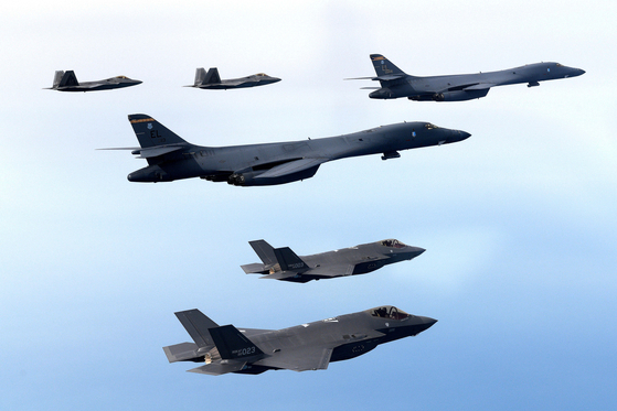韓米連合訓練をする米Ｂ－１Ｂ戦略爆撃機の資料写真　［国防部提供］