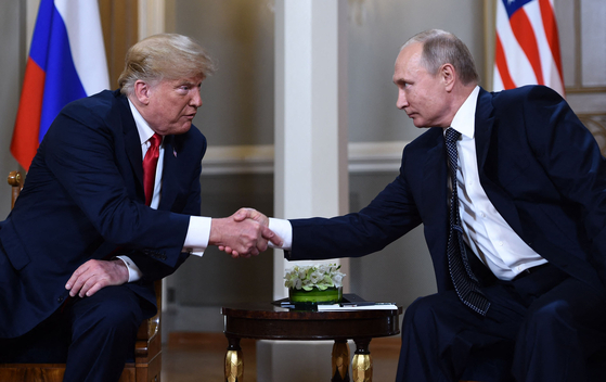   ２０１８年ヘルシンキで会ったトランプ大統領とプーチン大統領。ＡＦＰ＝聯合ニュース