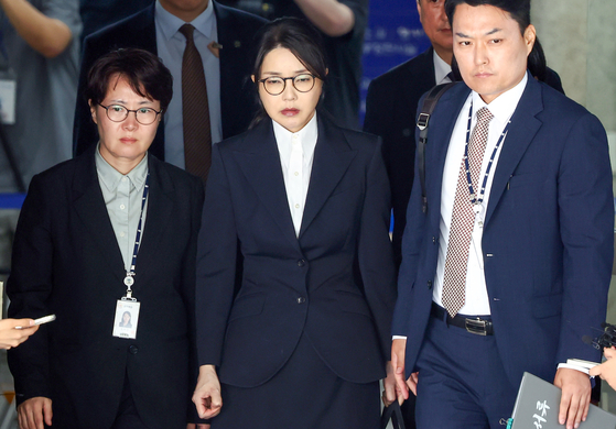  令状審査後に裁判所を出る金建希夫人。［写真　写真共同取材団］