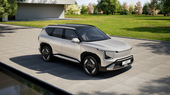   起亜の電動ファミリーＳＵＶ「ＥＶ５」。［写真　起亜］