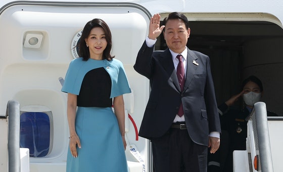 「秘線実勢補佐」問題が提起されたスペイン訪問後、帰国の途につく尹錫悦（ユン・ソクヨル）前大統領夫婦。［中央フォト］