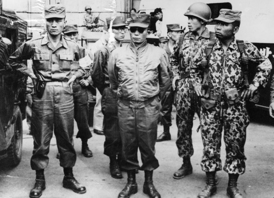 １９６１年５・１６軍事政変（日本では「５・１６軍事クーデター」）直後、ソウル市内に整列した朴正熙（パク・チョンヒ、中央）、朴鐘圭（パク・ジョンギュ、左）、車智澈（チャ・ジチョル、右）。朴鐘圭と車智澈は朴正熙の最側近で、のちにいずれも大統領警護室長となる。［中央フォト］