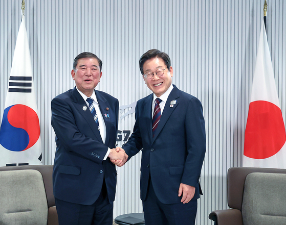 韓国の李在明（イ・ジェミョン）大統領と日本の石破茂首相が、今年６月、カナダ・アルバータ州カナナスキスで開かれた主要７カ国（Ｇ７）首脳会議期間中に行われた韓日首脳会談で握手している。　大統領室写真記者団