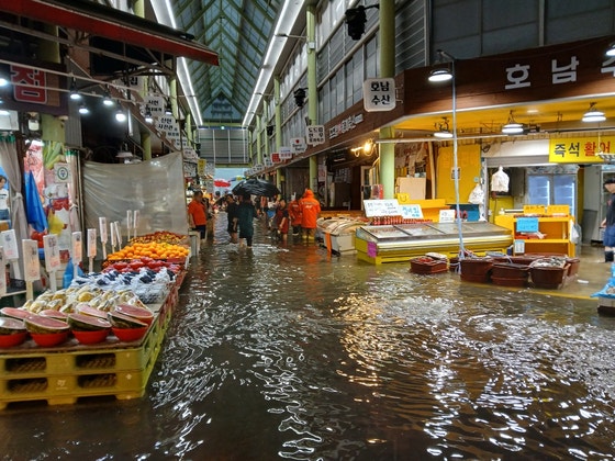 １３日午前、仁川市西区（インチョン・ソグ）の正西津（チョンソジン）中央市場が大雨で冠水している。写真＝仁川消防本部