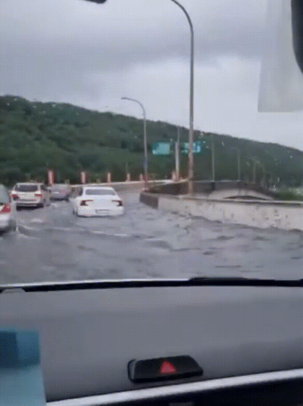 韓国首都圏の集中豪雨で漢江（ハンガン）の加陽（カヤン）大橋が浸水した様子［写真　ＳＮＳ］