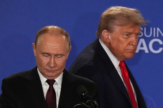 トランプ米大統領（右）とロシアのプーチン大統領が１５日に米アラスカ州アンカレジの米軍基地で会談後に共同記者会見をするため入場している。［写真　ＡＰ＝聯合ニュース］
