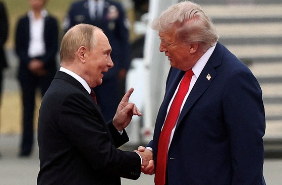 米国のドナルド・トランプ大統領（右）とロシアのウラジーミル・プーチン大統領。ロイター＝聯合ニュース