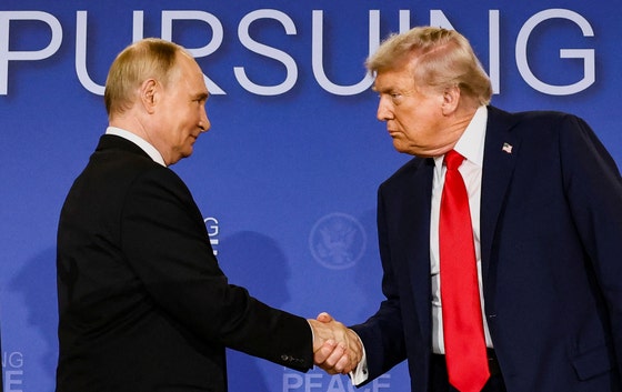 トランプ米大統領（右）とプーチン大統領が１５日（現地時間）、米アラスカ州アンカレジのエルメンドルフ・リチャードソン統合基地で開かれた首脳会談後、共同記者会見で握手している。　［ロイター＝聯合ニュース］