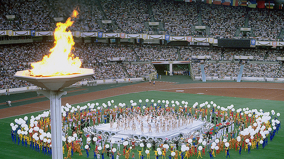 １９８８年ソウルオリンピック（五輪）と２００２年韓日ワールドカップ（Ｗ杯）は、世界に向けて飛び出す「グローバルコリア」のマイルストーンともいうべき舞台だった。ソウル蚕室（チャムシル）総合運動場で行われた８８年五輪開会式の様子。中央フォト
