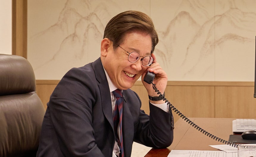 韓国の李在明（イ・ジェミョン）大統領が６月１０日、ソウル竜山区（ヨンサング）の大統領室庁舎執務室で中国の習近平国家主席と電話会談をしている。写真＝大統領室
