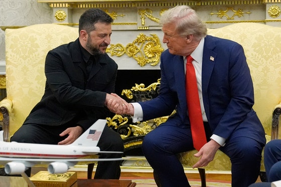 米国を訪問中のウクライナのゼレンスキー大統領（左）とドナルド・トランプ米大統領が、１８日（現地時間）、ワシントンＤ．Ｃ．のホワイトハウス・オーバルオフィスで握手を交わしている。［写真　ＡＰ＝聯合ニュース］