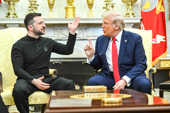 トランプ米大統領（右）とウクライナのゼレンスキー大統領が２月２８日（現地時間）、ワシントンＤＣのホワイトハウスのオーバルオフィスで舌戦を繰り広げている。［写真　ＡＦＰ＝聯合ニュース］
