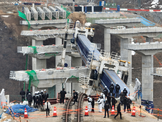 ソウルー世宗高速道路の橋梁上板崩壊事故現場。［写真　ニュース１］