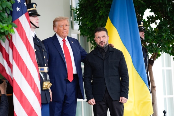 トランプ米大統領が１８日にホワイトハウスでウクライナのゼレンスキー大統領を迎えている。［写真　ＥＰＡ＝聯合ニュース］