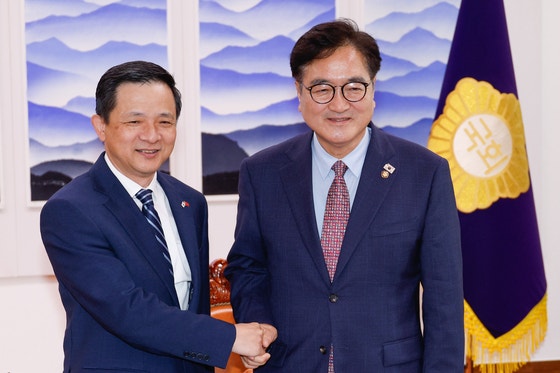 禹元植（ウ・ウォンシク）国会議長が２０日午後、ソウル汝矣島（ヨイド）国会議長執務室で戴兵・駐韓中国大使と会った。　［ニュース１］