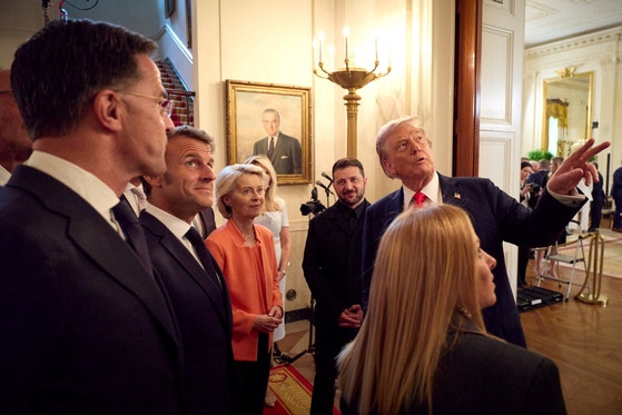 １８日（現地時間）、ホワイトハウスで開かれた会議でトランプ米大統領がウクライナのゼレンスキー大統領、ウルズラ・フォンデアライエン欧州委員長らと対話している。　［ロイター＝聯合ニュース］