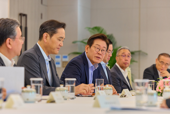 韓国の李在明（イ・ジェミョン）大統領が１９日、ソウル竜山（ヨンサン）の大統領室庁舎で開かれた米日歴訪同行経済団体および企業人懇談会で発言している。［写真　ニュース１］