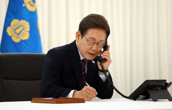 韓国の李在明（イ・ジェミョン）大統領が６月、米国のドナルド・トランプ大統領と電話会談をしている。［写真　大統領室写真記者団］