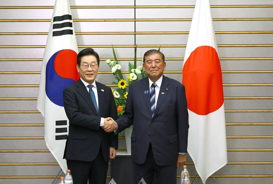 李在明大統領が２３日に東京の首相官邸で開かれた韓日共同メディア発表で石破茂首相と握手している。キム・ヒョンドン記者