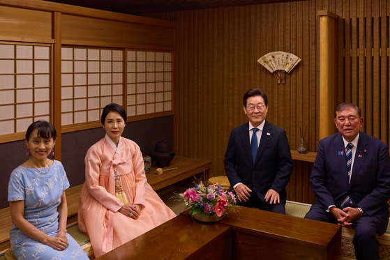 １泊２日の日程で日本を訪問した韓国の李在明（イ・ジェミョン）大統領と金恵景（キム・ヘギョン）夫人が２３日、都内の首相官邸で石破茂首相、佳子夫人と両国首脳夫妻の親睦行事を行い、記念撮影をしている。［写真　聯合ニュース］