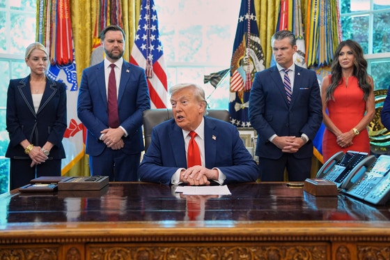 トランプ米大統領（中央）が２５日にホワイトハウスで取材陣の質問に答えている。トランプ大統領は「韓国の新政権が教会を急襲し米軍基地で情報を収集したという話を聞いた」とし、「事実ならば絶対してはならないこと」と話した。［写真　ＡＰ＝聯合ニュース］