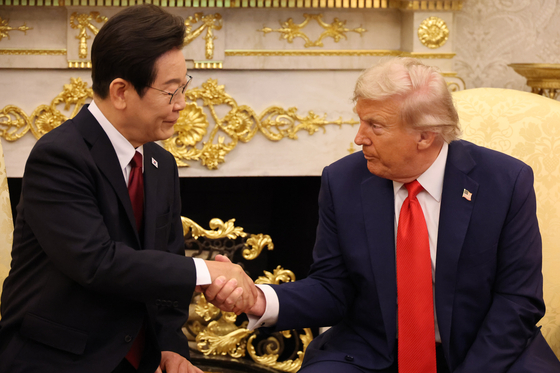   握手を交わす李大統領とトランプ大統領。［写真　大統領室写真記者団］