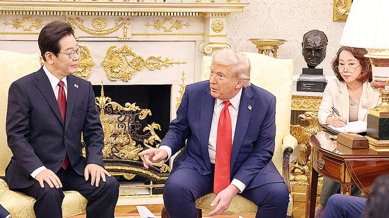 李在明大統領が２５日、ホワイトハウスでトランプ米大統領と会談している。［写真　大統領室写真記者団］