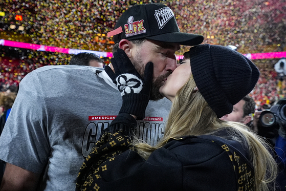 昨年、スーパーボウルでスウィフトと優勝キスをするケルシー。［写真　ＡＰ＝聯合ニュース］