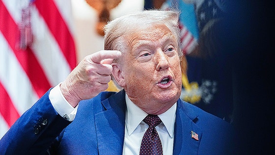 ドナルド・トランプ米大統領が２６日（現地時間）、米国ワシントンＤ．Ｃ．ホワイトハウスで閣議を主宰する場で記者の質問に答えている。この日の会議は３時間１７分にわたって行われ、その全過程がＹｏｕＴｕｂｅ（ユーチューブ）で生中継された。［写真　ＥＰＡ＝聯合ニュース］