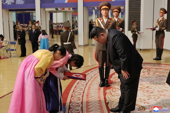 北朝鮮の金正恩(キム・ジョンウン)国務委員長が29日、平壌(ピョンヤン)の木蘭館で、海外軍事作戦で手柄を立てた参戦烈士の遺族と会い、温かく慰労しながら記念写真を撮影したと、朝鮮中央通信が30日報じた。 [聯合ニュース]