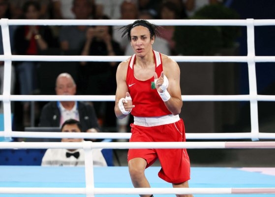性別論争が起きたアルジェリアの女子ボクサー、イマネ・ケリフ選手が、２０２４パリオリンピック（五輪）女子ボクシング６６キロ級決勝で、勝利後にパフォーマンスをしている。［写真　オリンピック写真共同取材団］