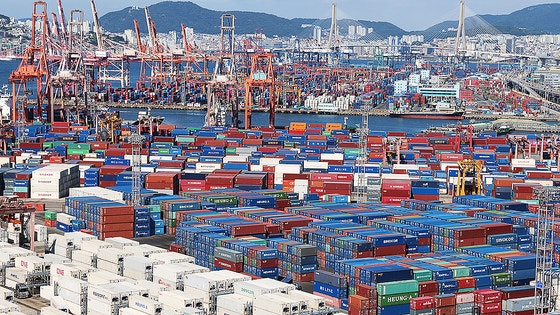 輸出入貨物が積まれた釜山（プサン）港神仙台（シンソンデ）埠頭、戡蠻（ガムマン）埠頭 ［聯合ニュース］