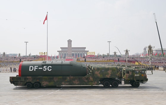 中国が3日、北京で開かれた戦勝節閲兵式（軍事パレード）で、核搭載多弾頭ミサイルと推定される「東風（DF）－5C」を公開した。［写真 新華社＝聯合ニュース］