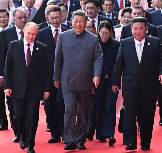 9月3日、中国の戦勝80周年を記念する閲兵式（軍事パレード）を参観するため、26カ国の首脳が北京の天安門楼閣へと移動している。最前列では（左から）ロシアのウラジーミル・プーチン大統領、中国の習近平国家主席、北朝鮮の金正恩（キム・ジョンウン）国務委員長が並んで歩いている。3国首脳が一堂に会したのは、1959年10月新中国建国10周年閲兵式以来66年ぶりのことだ。［写真 新華社＝聯合ニュース］