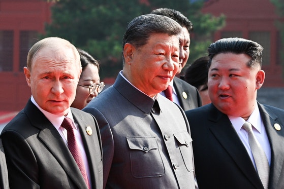 3日、天安門軍事パレードで並んで立つロシアのプーチン大統領（左から）、中国の習近平国家主席、北朝鮮の金正恩国務委員長 ［聯合ニュース］