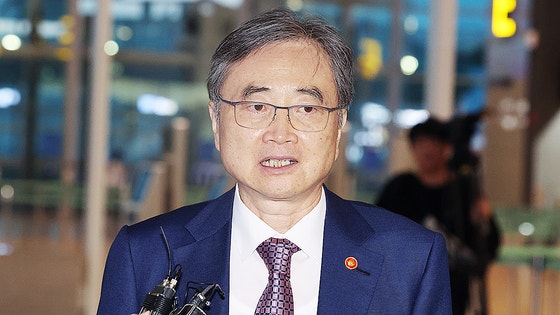 韓国外交部の趙顕長官が8日午後、仁川空港で米国移民当局の韓国人労働者拘禁関連協議に向け米国に向け出国している。［写真 ニュース1］