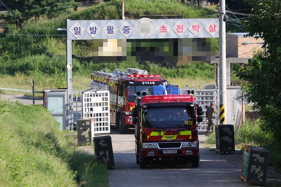 10日午後、京畿道坡州市の陸軍某部隊で訓練中に爆発事故が発生し、消防車が衛兵所を通過している。 ［聯合ニュース］
