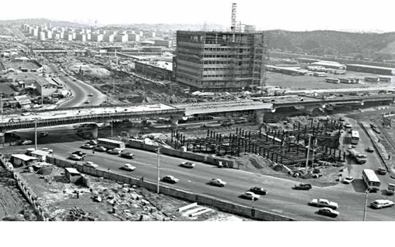 1978年、ソウル江南（カンナム）高速バスターミナルと周辺道路の工事場面 ［写真 ソウル歴史博物館］
