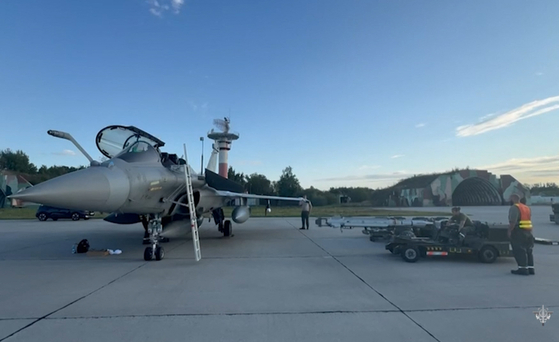 ロシアのドローンがポーランド領空を侵犯したことを受け、フランスがポーランド領空防衛強化に向けたNATOの作戦の一環として動員令を出した後、ポーランドに配備されたラファール戦闘機。［写真 AFP＝聯合ニュース］