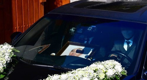 2021年11月27日、故全斗煥（チョン・ドゥファン）元大統領の遺骨がソウル西大門区延禧洞の自宅に臨時安置のために到着した場面。 ［聯合ニュース］