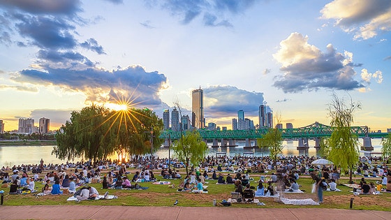 市民がノドゥル島公園で夕日を眺めている。 ［写真 シャッターストック］