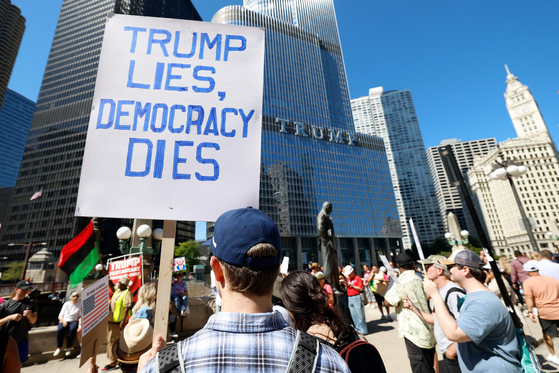  シカゴ・トランプタワー前のデモ参加者たち。［写真 AFP＝聯合ニュース] 