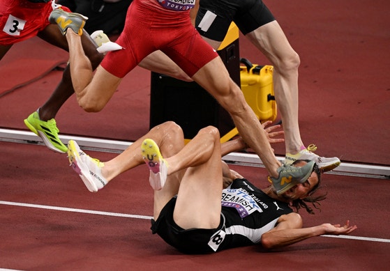 13日、東京で行われた2025世界陸上選手権大会の男子3000m障害競技予選でニュージーランドのジョルディ・ビーミッシュが転倒し、後ろを走る選手に顔を踏まれた。 ［ロイター＝聯合ニュース］