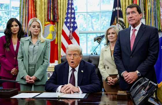米国のドナルド・トランプ大統領（中央）が、左からクリスティ・ノーム国土安全保障長官、パム・ボンディ司法長官、マーシャ・ブラックバーン上院議員（共和・テネシー）、ビル・ハガティ上院議員（共和・テネシー）と共に15日（現地時間）、米国ワシントンD．C．ホワイトハウス執務室でテネシー州メンフィスに連邦資源を派遣する覚書に署名している。［写真 ロイター＝聯合ニュース］