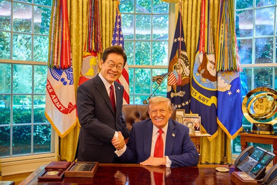 先月25日（現地時間）、韓米首脳会談を終えてトランプ大統領と記念撮影する李在明大統領 ［大統領室写真記者団］