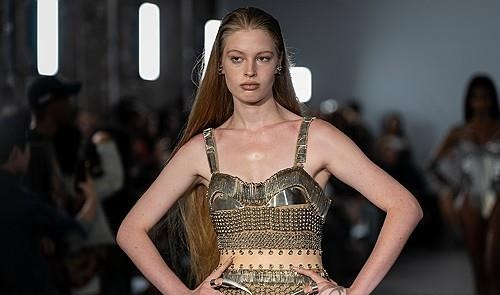   ニューヨーク・ファッションウィークでランウェーモデルとしてデビューしたビビアン・ジェナ・ウィルソンさん。［写真 EPA＝聯合ニュース］