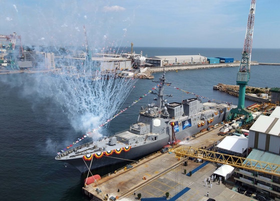17日、HD現代重工業蔚山造船所で海軍の次世代イージス駆逐艦の正祖大王級2番艦「茶山丁若鏞」の進水式が開かれた。 ［聯合ニュース］